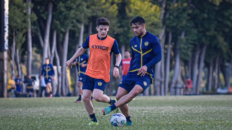 Iván Arturo Torres (33 años) maniobra ante Aldo Parra (22) en una entrenamiento del Sportivo Luqueño.