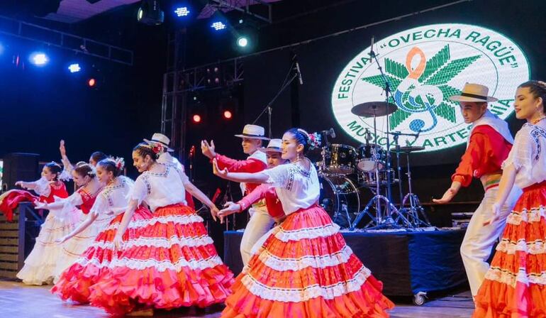 La Danza paraguaya estuvo presente en la noche del festival Ovecha Rague Música y Artesanía.