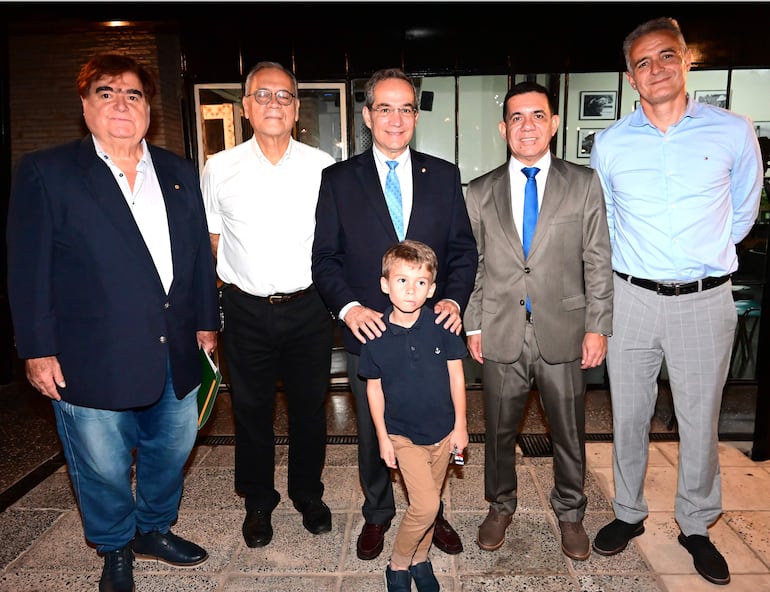 Rubén Fadlala, Guido Brítez, Martín Burt, Luis Fernando Sanabria, Yan Esperanza y el pequeño George Burt.