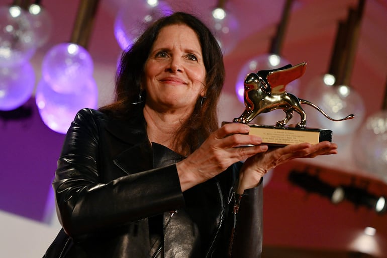 La directora Laura Poitras posa con el León de Oro del Festival de Venecia, que fue para su documental "All the Beauty and the Bloodshed".