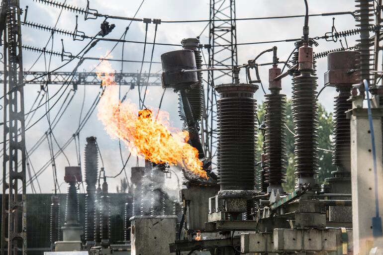 Explosión de transformador de energía eléctrica.