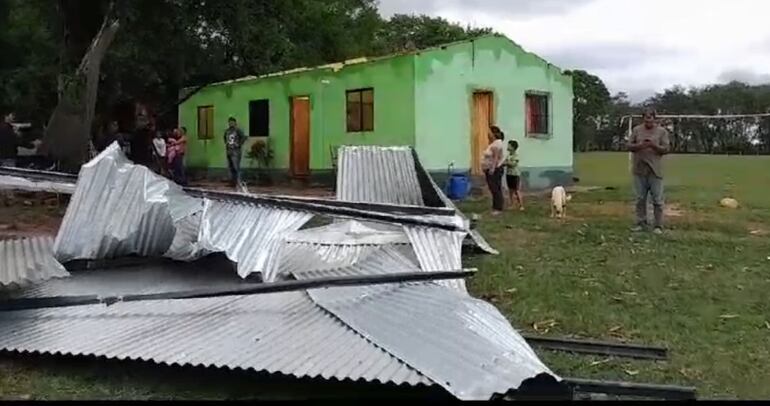 El techo quedó al costado de la casa luego de la tormenta en Juan Emiliano O´Leary.