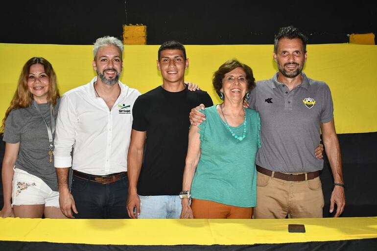 El presidente de Recoleta FC, Luis Antonio Vidal Velázquez (derecha), durante un acto asambleario.