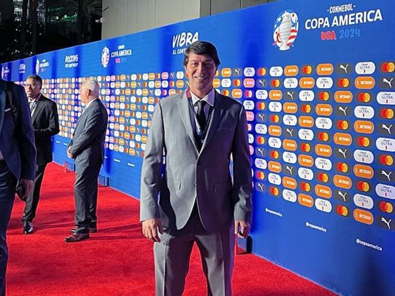 Daniel Garnero, entrenador de la selección paraguaya, llega al James L. Knight Center, en la ciudad de Miami, para el sorteo de la Copa América 2024.