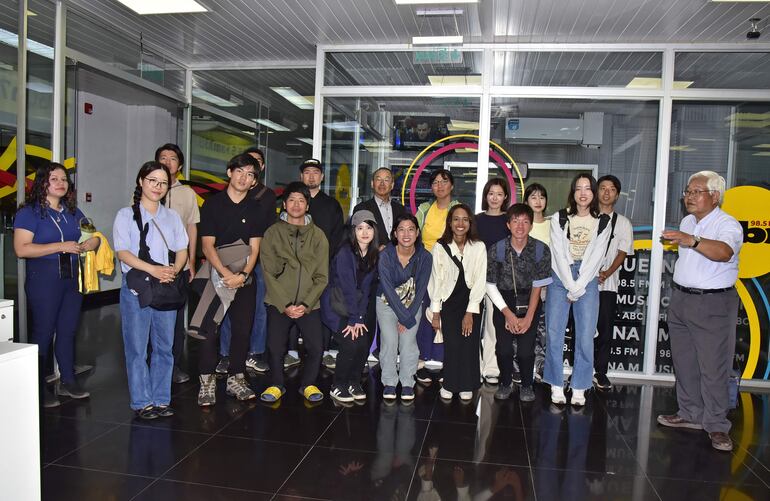 Los jóvenes japoneses visitaron la redacción de ABC antes de retornar a su país.