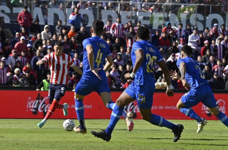 Miguel Almirón (i), futbolista de la selección paraguaya, durante el amistoso contra Nicaragua el 18 de junio en el estadio Defensores del Chaco, en Asunción.