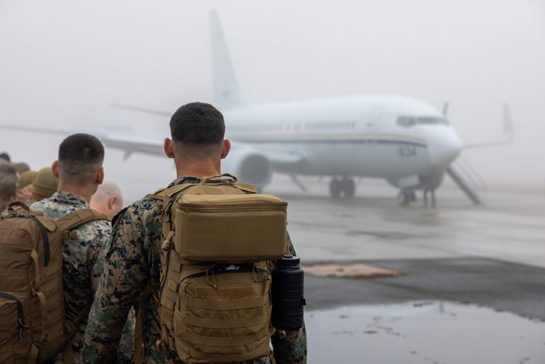 USA305. CHERRY POINT (ESTADOS UNIDOS), 03/02/2025.- Fotografía cedida por el Cuerpo de Marines de los Estados Unidos de marines antes de subir a un avión C-40A de la Fuerza Aérea de los EE. UU. este lunes en Cherry Point, Carolina del Norte (EE.UU.). Más de 150 militares de Estados Unidos ya están en la base naval de Guantánamo (Cuba) para preparar la ampliación del centro de detención de inmigrantes indocumentados, donde el presidente Donald Trump prevé instalar 30.000 camas. EFE/Matthew Williams/U.S. Marine Corps /SOLO USO EDITORIAL /NO VENTAS /SOLO DISPONIBLE PARA ILUSTRAR LA NOTICIA QUE ACOMPAÑA /CRÉDITO OBLIGATORIO
