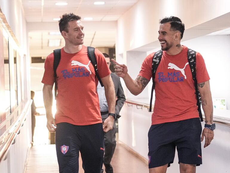 Eduardo Brock (i) y Javier Báez, jugadores de Cerro Porteño, previo al viaje del plantel con destino a Lima para disputar la Copa Libertadores 2024.