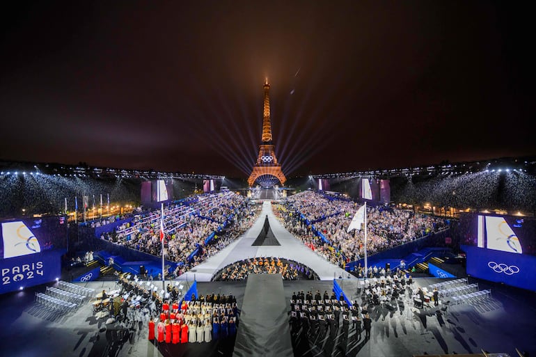 Imponente imagen frente a la emblemática torre Eiffel donde se desarrolló la ceremonia oficial.