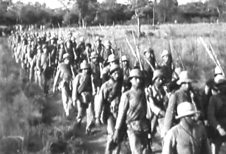 Fila de soldados paraguayos dirigiéndose al frente de la batalla durante la Guerra del Chaco (1932-1935), captada por Roque Funes.