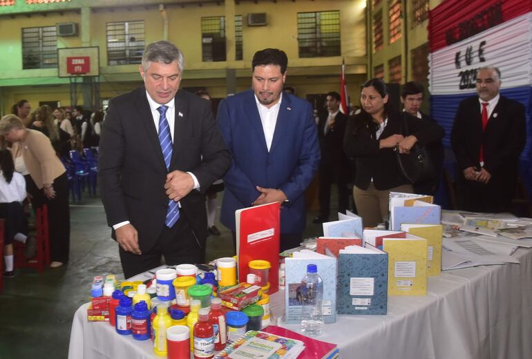 El ministro del MEC Luis Ramírez y el director general de Bienestar Estudiantil, Robert Gayoso recorren las mesas de validación de kits escolares en el colegio Presidente Franco.