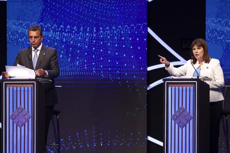 El candidato Sergio Massa (i) y la candidata Patricia Bullrich participan en el Debate Presidencial 2023, en Santiago del Estero (Argentina).
