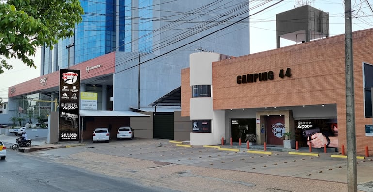 El showroom de Camping 44 se ubica sobre Avda. Artigas 2061 y San Estanislao de Asunción.