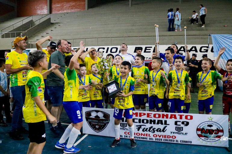 Los chicos de la selección de Presidente Franco celebran el bicampeonato en  C9, luego de batir en la final a su similar de Villarrica, por 5 a 3, en Coronel Oviedo.