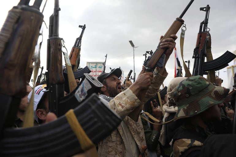 SANÁ (YEMEN), 08/11/2024.- Simpatizantes huzíes corean consignas y sostienen armas durante una protesta contra Estados Unidos e Israel, este viernes, en Saná (Yemen). Cientos de yemeníes se manifestaron contra el apoyo estadounidense a las operaciones militares de Israel en Líbano y la Franja de Gaza, y en solidaridad con los pueblos libanés y palestino. La protesta se produjo un día después de que el líder hutíe Abdul-Malik al-Houthi, en un discurso televisado, acusara al presidente electo de Estados Unidos, Donald Trump, de apoyar a Israel, afirmando que Trump «fracasaría» en su intento de poner fin al conflicto de Oriente Próximo. EFE/EPA/ Yahya Arhab