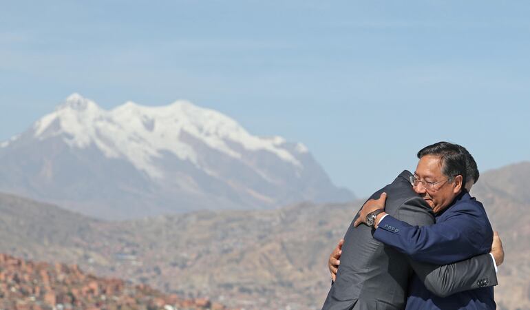 Santiago Peña abrazó efusivamente a Luis Arce en La Paz. (gentileza).