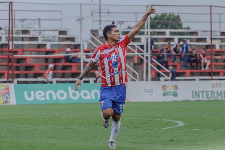 El atacante, Ósmar Lequizamón (30 años) celebra el tanto del triunfo carapegüeño. (Foto: APF)