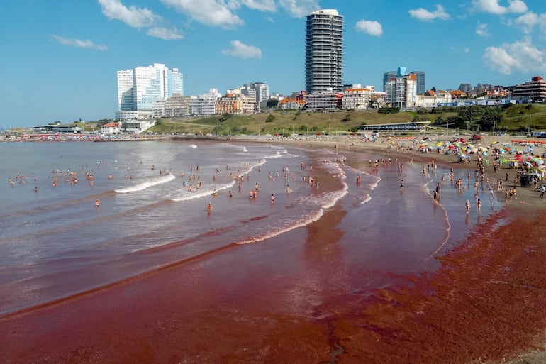 Vista aérea del mar mostrando un inusual color rojizo en la playa de Mar del Plata, provincia de Buenos Aires.