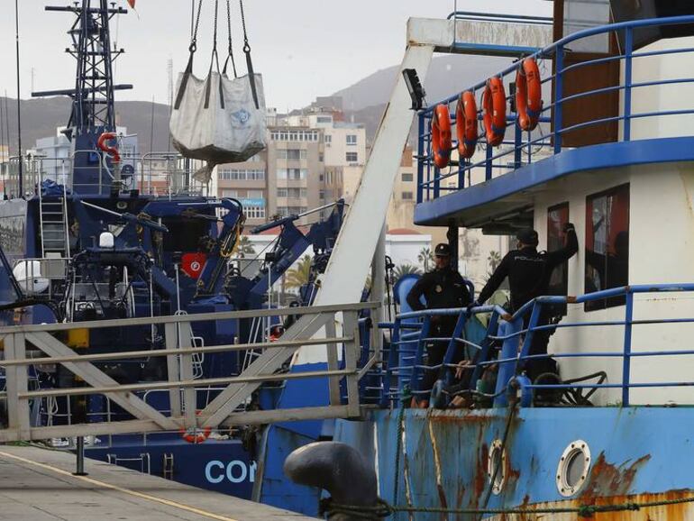 El pesquero "AKT 1", apresado este miércoles a 555 kilómetros al sur de Canarias, llevaba 2.900 kilos de cocaína escondidos en unos de sus tanques de combustible.