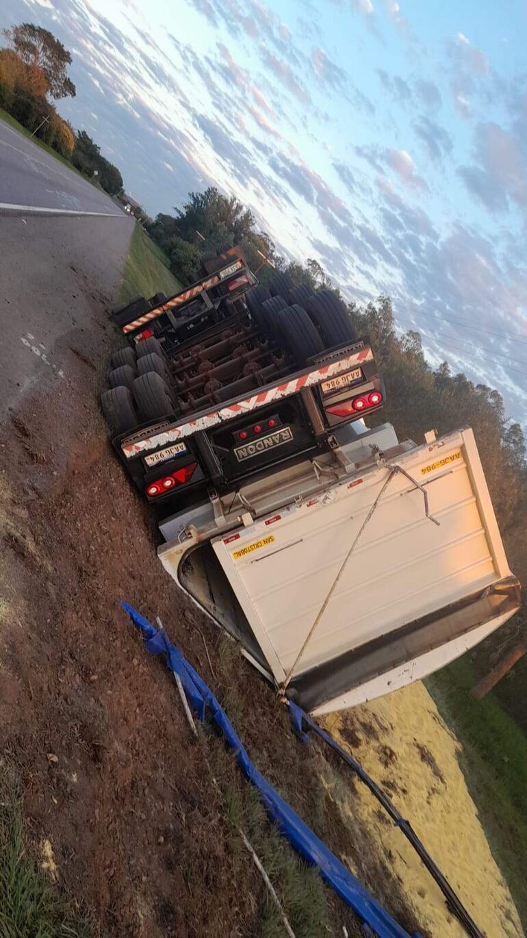 El conductor salió ileso del accidente, mientras el camión quedó con daños materiales.