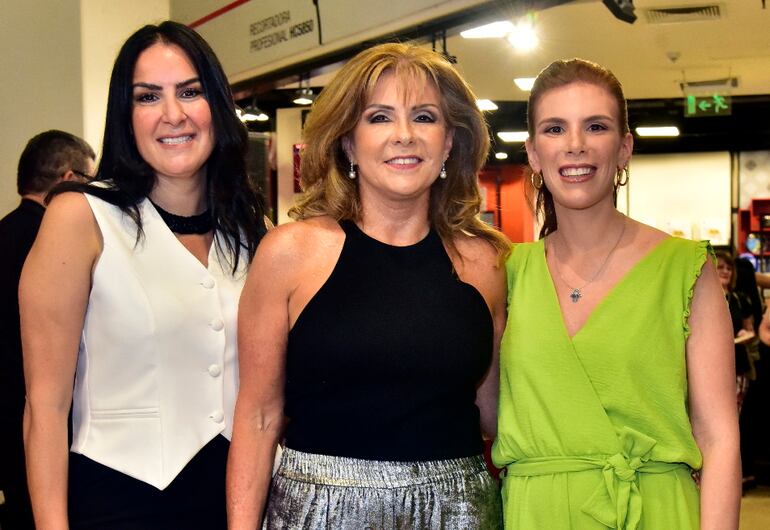 Luján Enciso, Ruth Varzán y Andrea Mendelzon en la celebración de los 35 años de Unicentro.