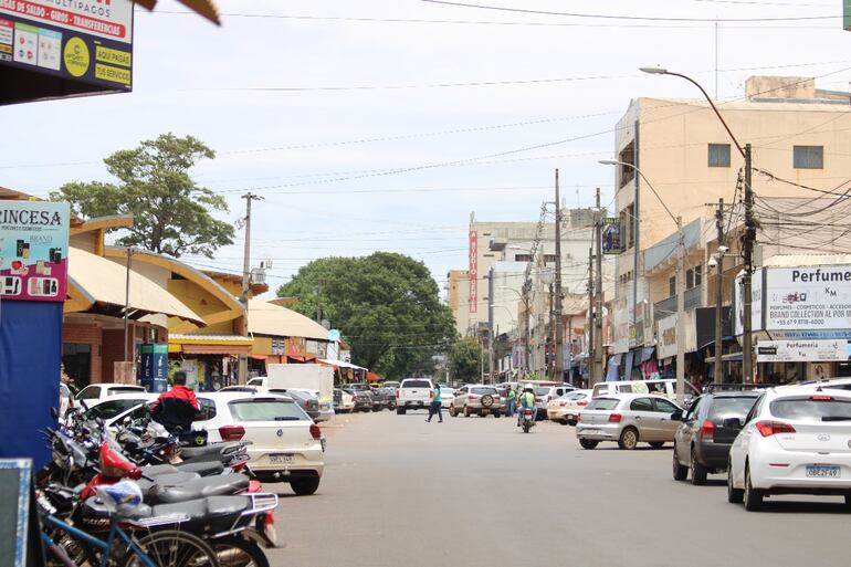 Los estacionamientos de los locales comerciales están repletos de vehículos.