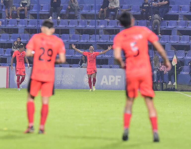 Los jugadores de Nacional celebran un gol en el partido frente a Libertad por la segunda fecha del torneo Clausura 2024 del fútbol paraguayo en el estadio Luis Alfonso Giagni, en Villa Elisa, Paraguay.