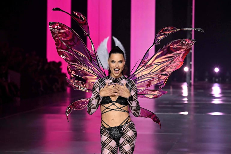 La modelo brasileña Adriana Lima desfilando en la pasarela durante el desfile de modas de Victoria's Secret en Duggal Greenhouse en el Brooklyn Navy Yard en Brooklyn, Nueva York. (ANGELA WEISS / AFP)