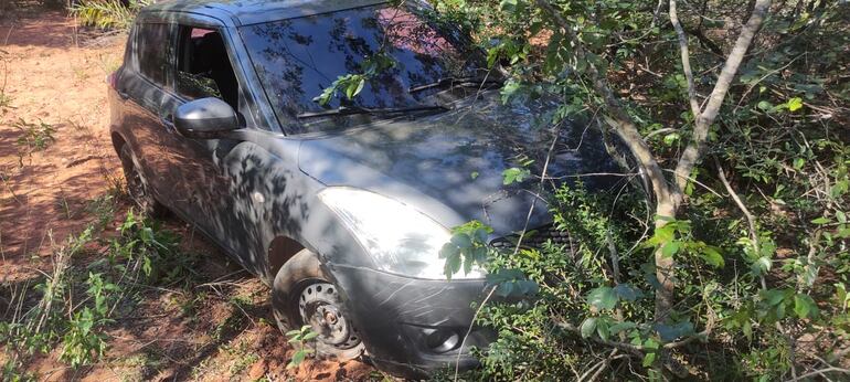 Auto recuperado por la Policía Nacional en Areguá tras una persecusión y que tenía orden de captura luego de que fue robado a un conductor de Bolt en la Chacarita.