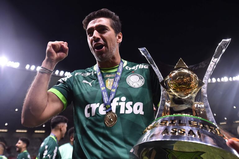 El entrenador de Palmeiras Abel Ferreira celebra con el trofeo al ganar el campeonato Brasilerao Serie A ante Cruzeiro en el estadio Mineirao en Belo Horizonte (Brasil).