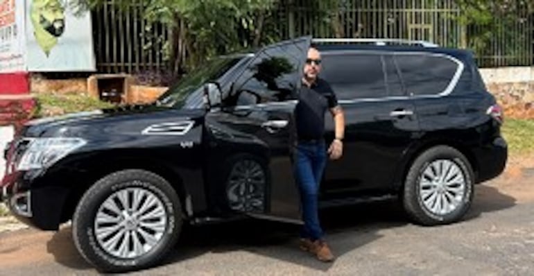 El diputado cartista Orlando Arévalo baja de su lujosa camioneta Nissan Patrol.