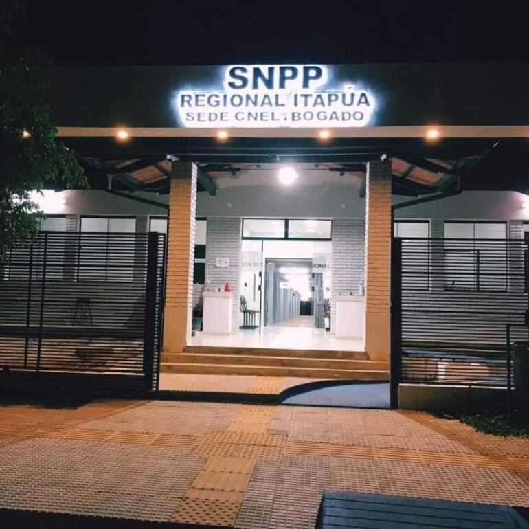 Sede regional del SNPP en Coronel Bogado. Instructores preparan una manifestación para exigir el cobro de sus aguinaldos.