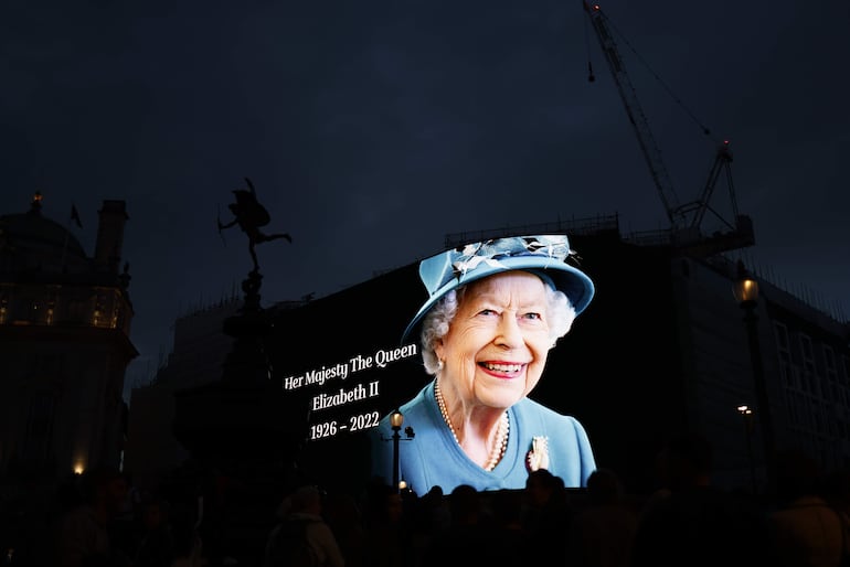 Tributo a la reina Isabel II en Piccadilly Circus, Londdres. (EFE)