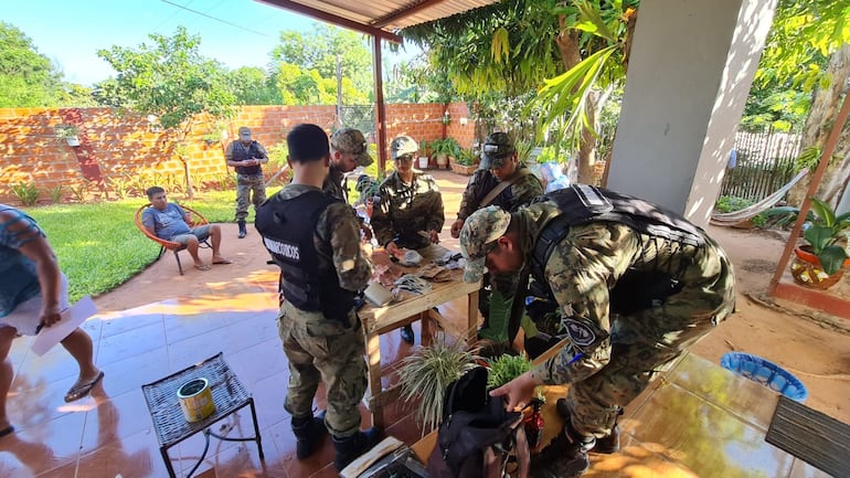 Agentes del Departamento Antinarcóticos de la Policía Nacional realizaron varios allanamientos en Ñemby y San Lorenzo.