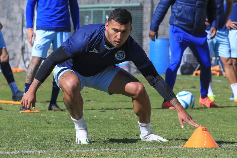 Juan Escobar, durante una práctica en el Cruz Azul