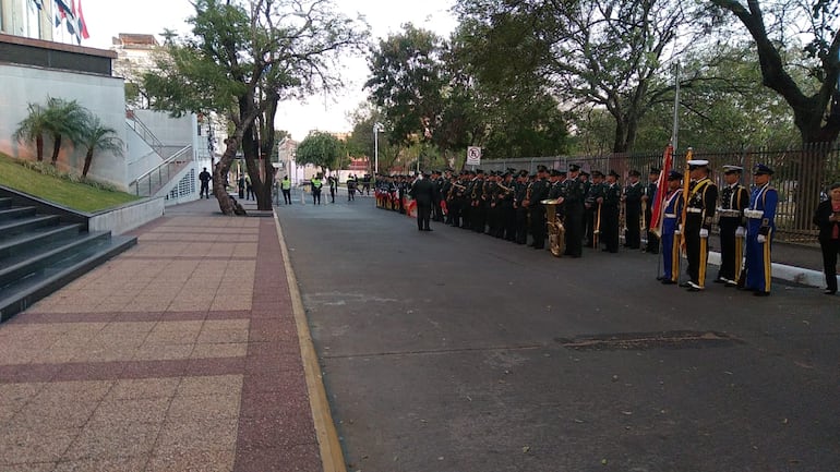 Calles bloqueadas e importante dispositivo de seguridad en inmediaciones del Congreso Nacional por el traspaso de mando presidencial.