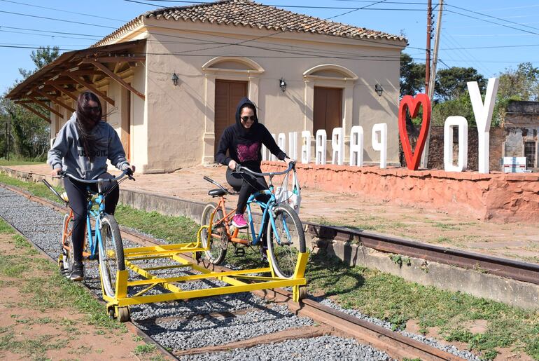 En la ex estación del tren de Paraguarí, las vías de lo que alguna vez fueron utilizadas por las locomotoras, ahora es explotada por un proyecto de bicirriel.