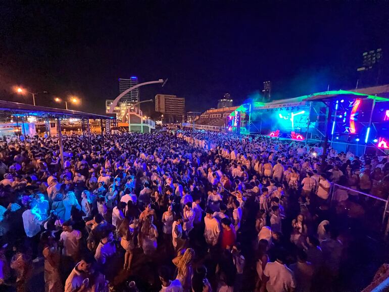 Fiesta de bienvenida al año nuevo en el Centro Cívico de Encarnación, con música de laboratorio para estimular la felicidad.