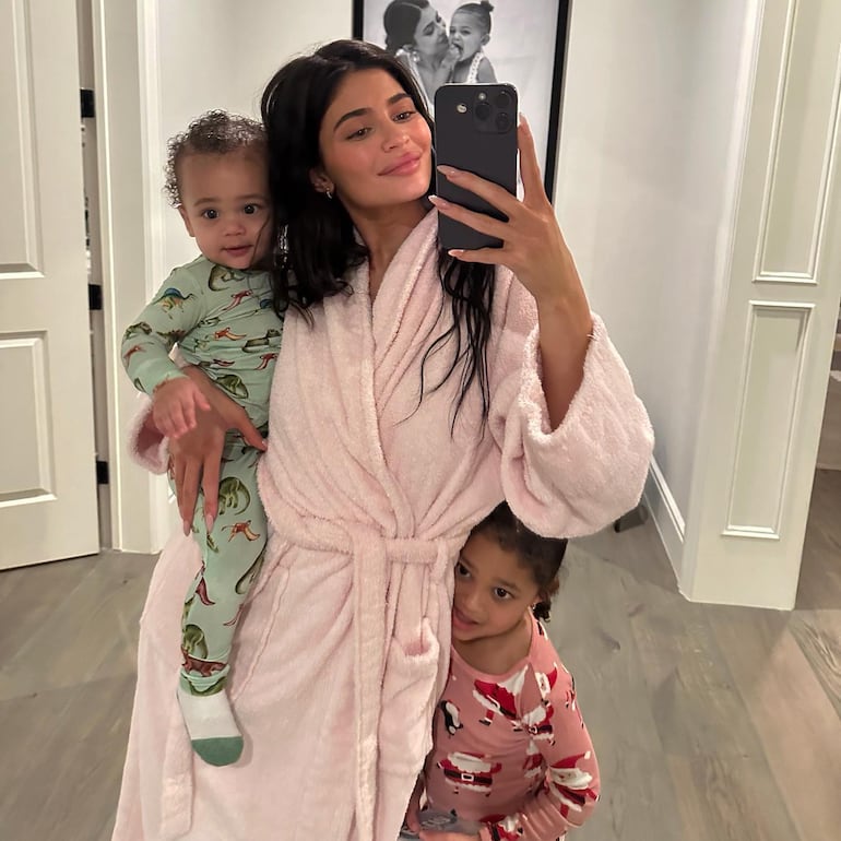 Kylie Jenner con sus hijos Stormy y Aire. (Instagram/Kylie Jenner)