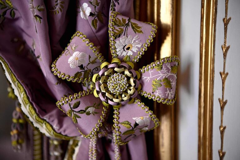 Detalle de una cortina en un salón, parte de los apartamentos privados de la reina María Antonieta de Habsburgo-Lorena, esposa del rey Luis XVI de Francia, en el castillo de Versalles. 