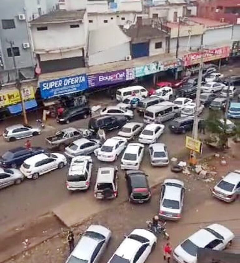 Caos vehicular en Encarnación. 