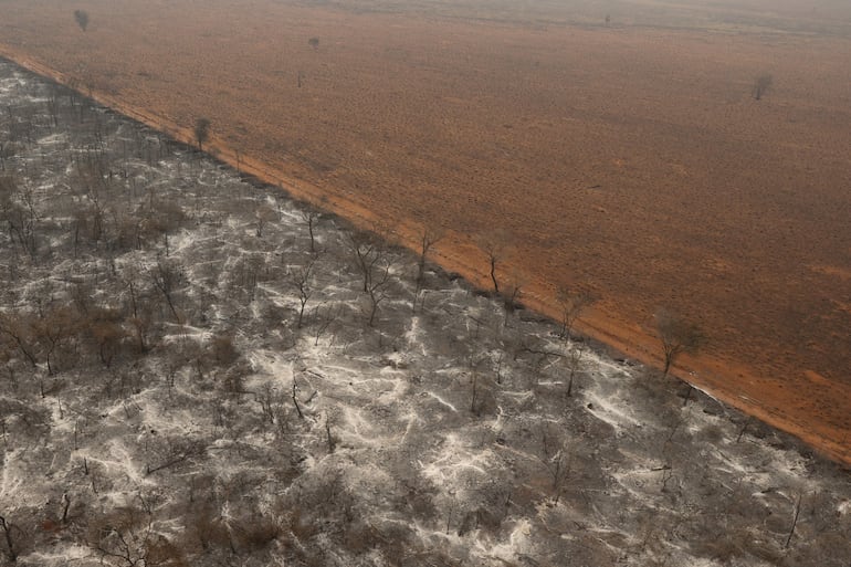 Fotografía aérea de la zona afectada por un incendio en la región del Chaco, en Bahía Negra (Paraguay). Bajo una temperatura cercana a los 45 grados Celsius, más de 300 personas, entre bomberos voluntarios, militares, funcionarios oficiales y labriegos, trabajaron para apagar por tierra y aire un feroz incendio que arrasó más de 190.000 hectáreas en una vasta zona de la región del Chaco paraguayo.
