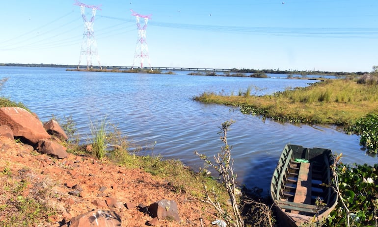 El río Paraná, en  Ayolas, volvió a descender y su actual nivel no permite la navegación de embarcaciones grandes.