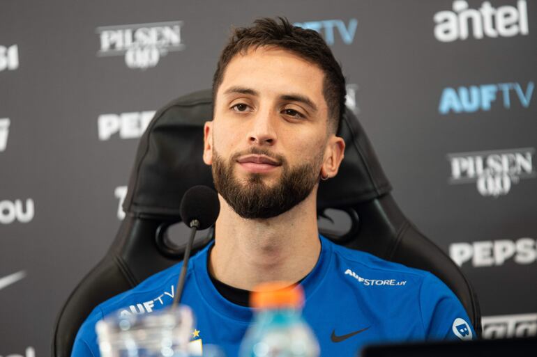 AME6838. MONTEVIDEO (URUGUAY), 13/11/2024.- Rodrigo Bentancur, de la selección de Uruguay, habla durante una rueda de prensa en la Asociación Uruguaya de Fútbol este miércoles en Montevideo (Uruguay). Los futbolistas uruguayos Manuel Ugarte y Rodrigo Bentancur brindan una rueda de prensa en el marco de la doble jornada de eliminatorias sudamericanas del Mundial de 2026, en que la Celeste se enfrentará a Colombia y Brasil. EFE/ Sofía Torres
