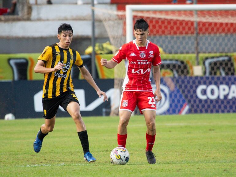 Alexis Cantero (i), jugador de Guaraní, pelea por el balón en un partido frente a General Caballero de Juan León Mallorquín por la fecha 19 del torneo Clausura 2024 del fútbol paraguayo en el estadio Ka'arendy, en Juan León Mallorquín.