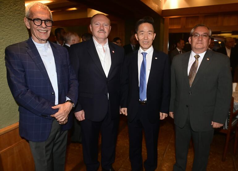 Daniel Nasta, Walter Ismachowiez, el embajador de Corea, Chan-sik Yoon y Fernando Fronciani.