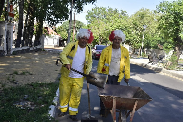 Dos trabajadores de la Municipalidad de Asunción ya viven con entusiasmo el juego de la Albirroja ante Argentina.