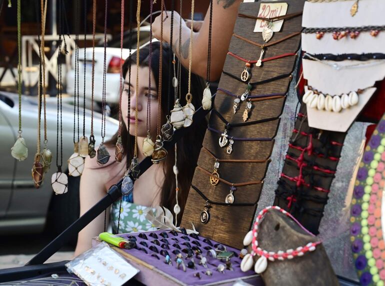 Las ferias hippie siempre son la atracción más linda para colocarse algún tatuaje, pulseras o las trenzas.