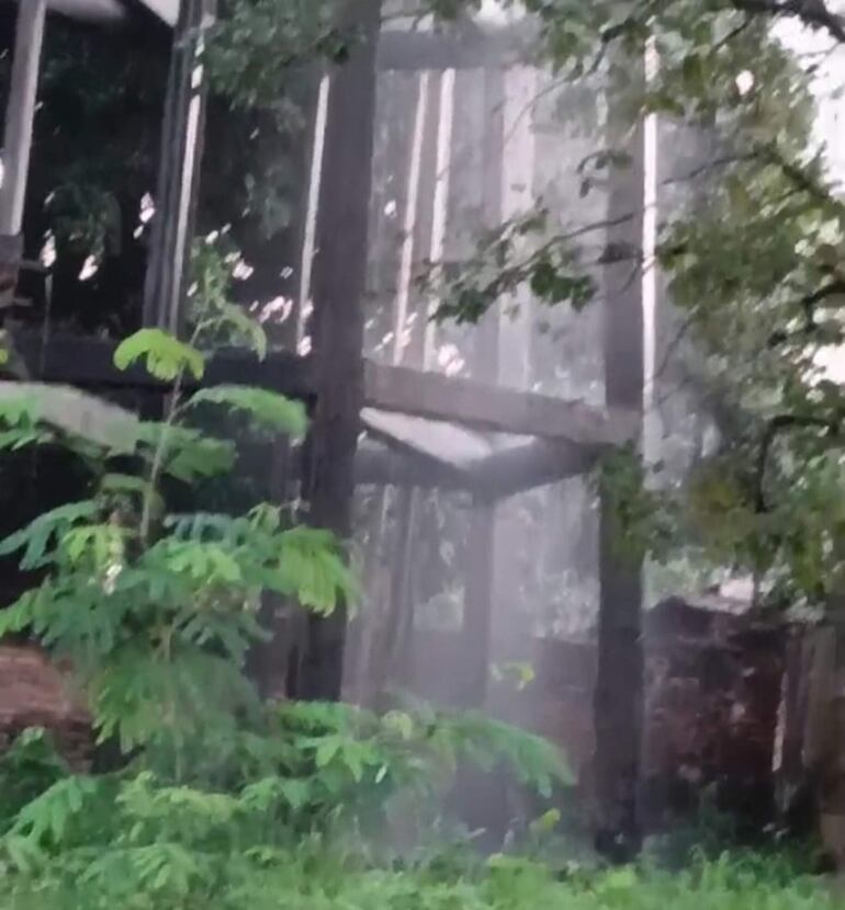 Una lluvia de agua cae del tanque de la Junta de Saneamiento de la ciudad de Ypané todos los días.