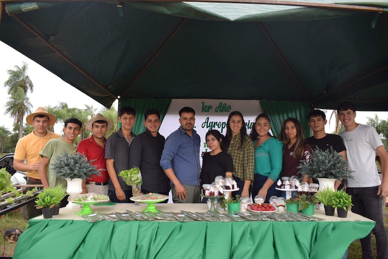 Durante la Expo Agro, estudiantes de la carrera de Agropecuaria y Agroindustria, expusieron el resultado de sus trabajos.